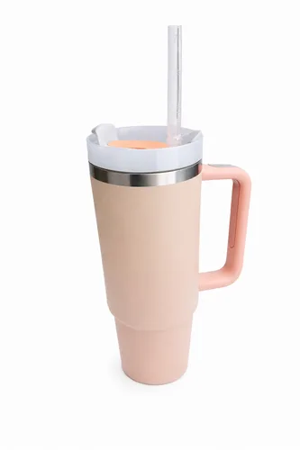 כוס גדולה עם קשית לשתייה קרה